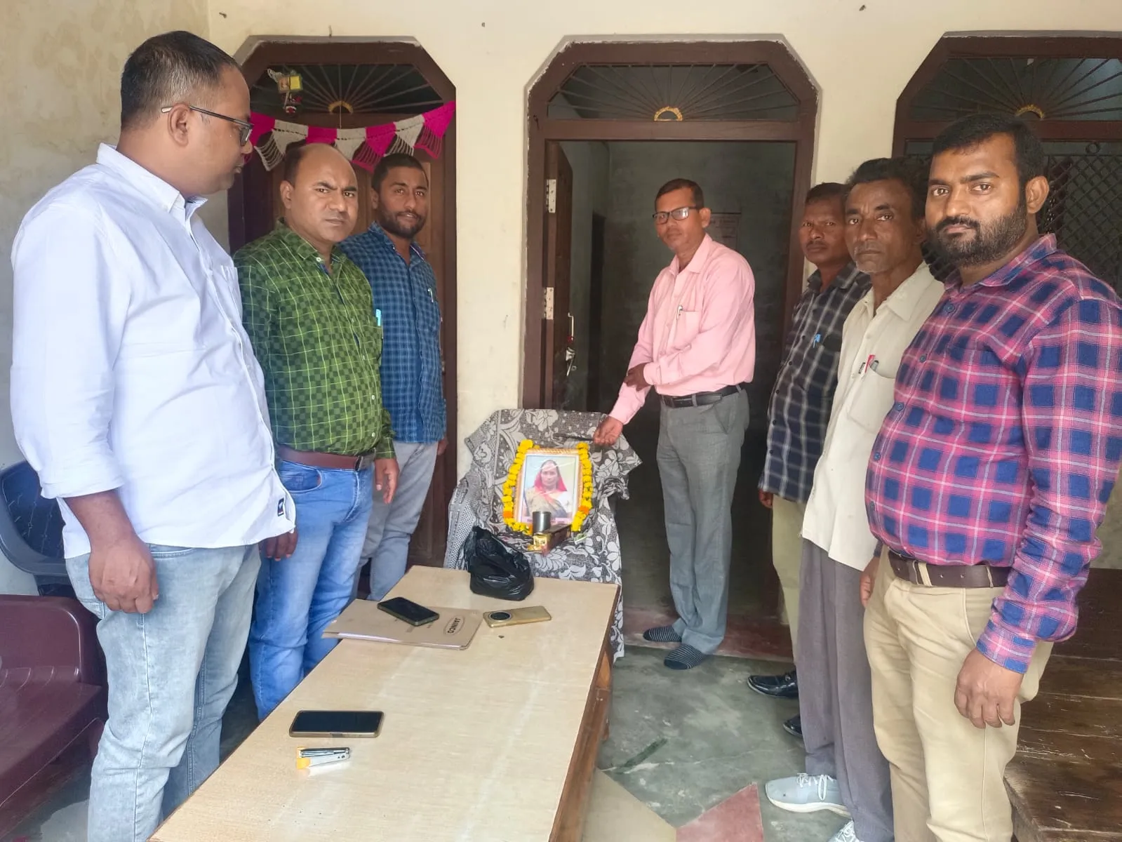 उतरौला तहसील पर एनएससीटी कार्यक्रम में मृतक को श्रद्धांजलि देते टीम पदाधिकारी
