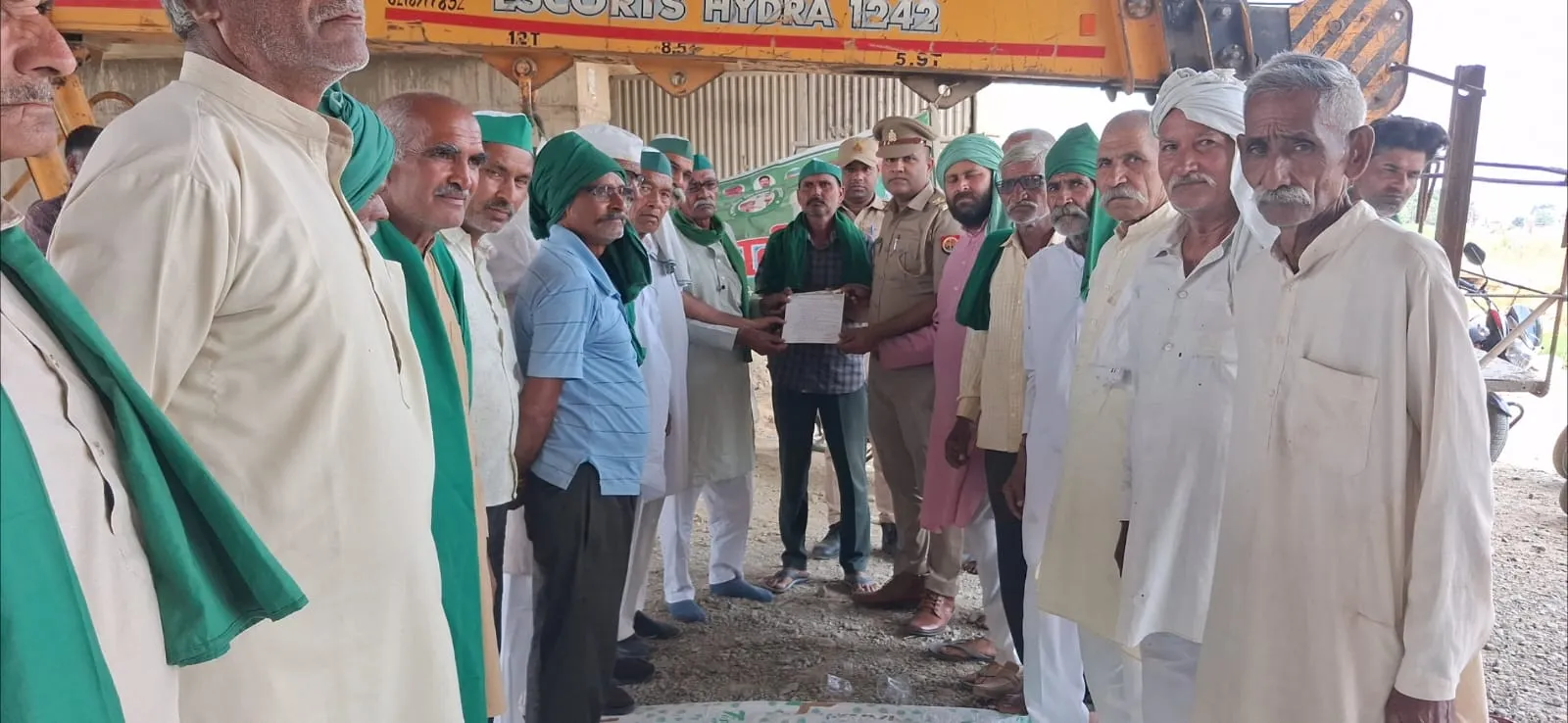 बरूकी बस स्टैंड पर किसानों का सांकेतिक धरना, समस्याओं के समाधान की उठाई मांग