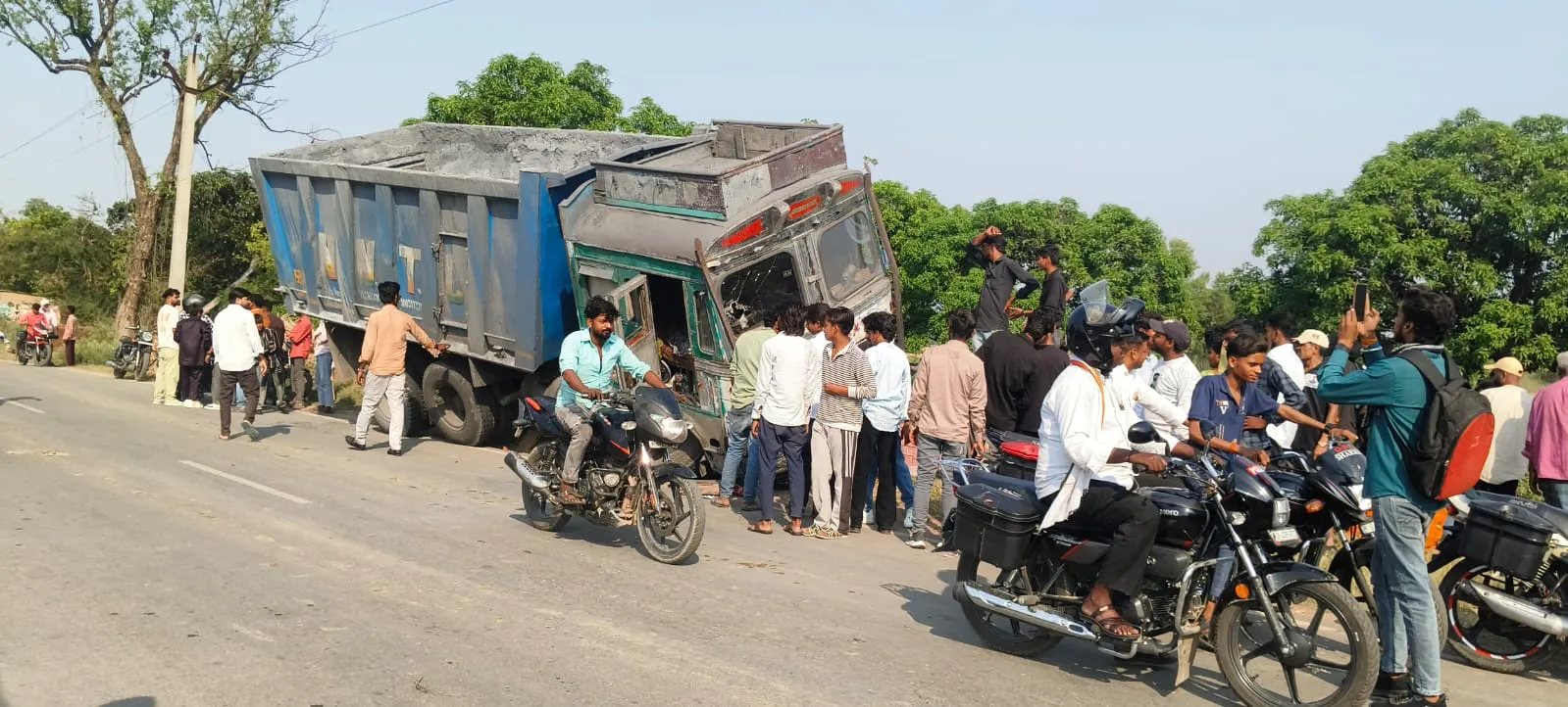 उतरौला में दर्दनाक सड़क हादसा: डंपर की टक्कर से बाराती की मौत, एक गंभीर