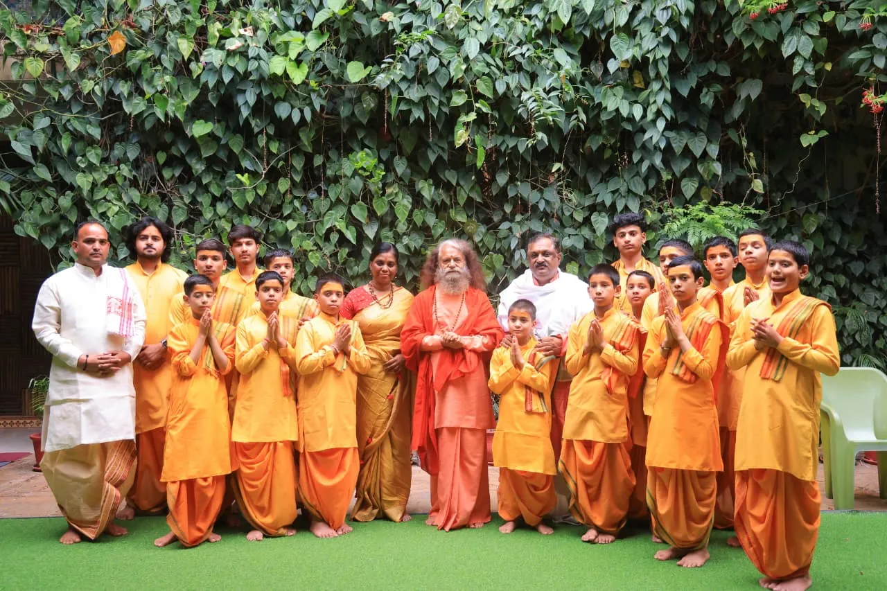 संस्कृत विश्वविद्यालय के कुलपति की स्वामी चिदानन्द से भेंट संस्कृत शिक्षा पर हुई चर्चा