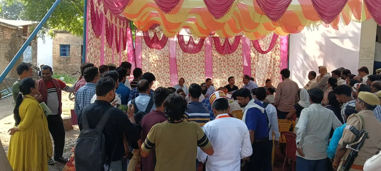 डीएम ने कोल्हुई बिनहुनी व अमया देवरिया में लगाई चौपाल,योजनाओं का लिया फीडबैक