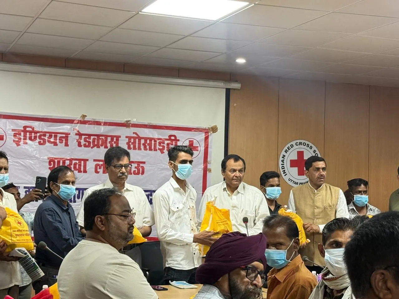 जिला क्षय रोग अधिकारी ने दिया लाभार्थियों को पौष्टिक आहार 