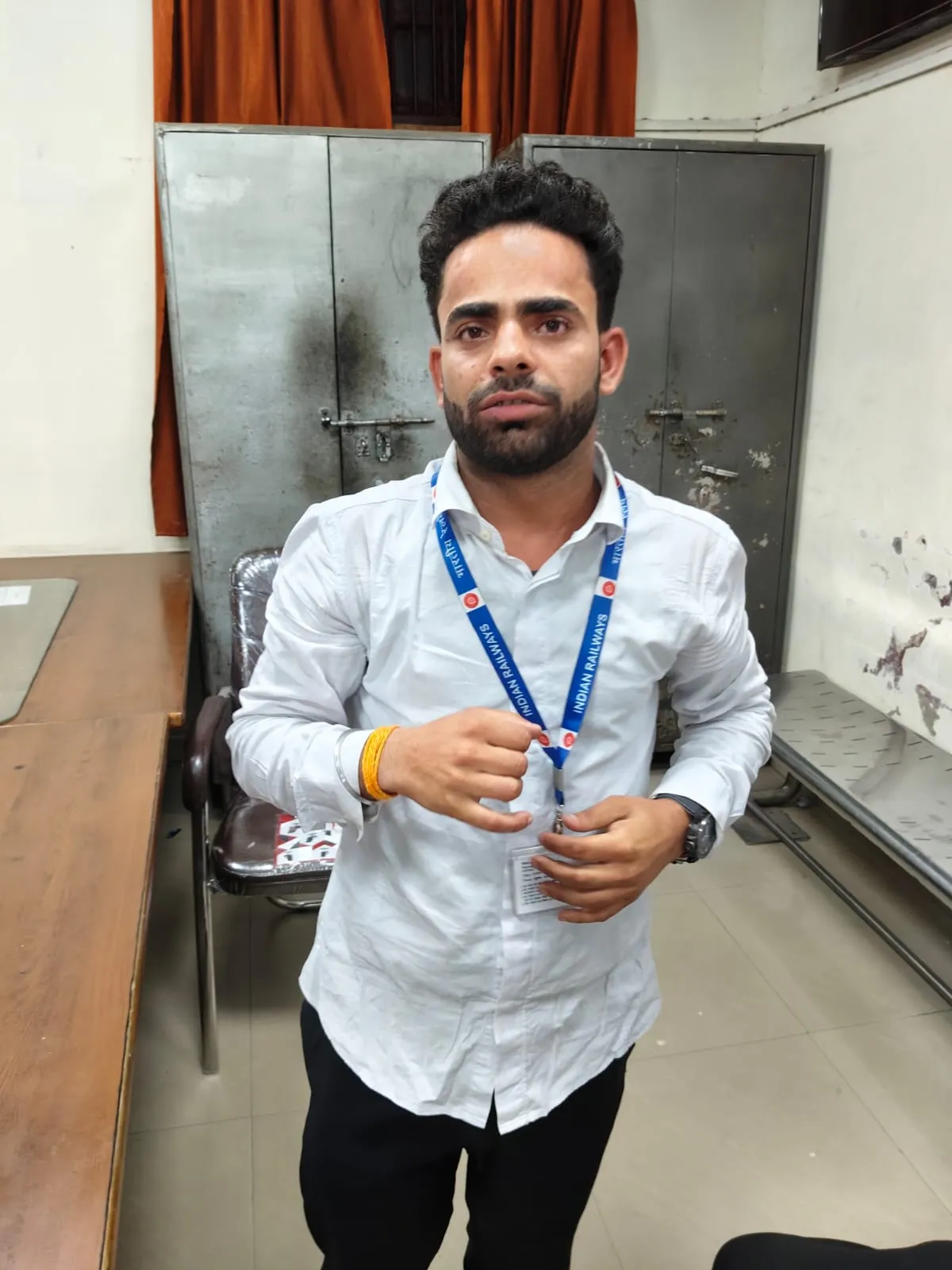 फर्जी टीटीई बनकर यात्रियों से कर रहा था अवैध वसूली 