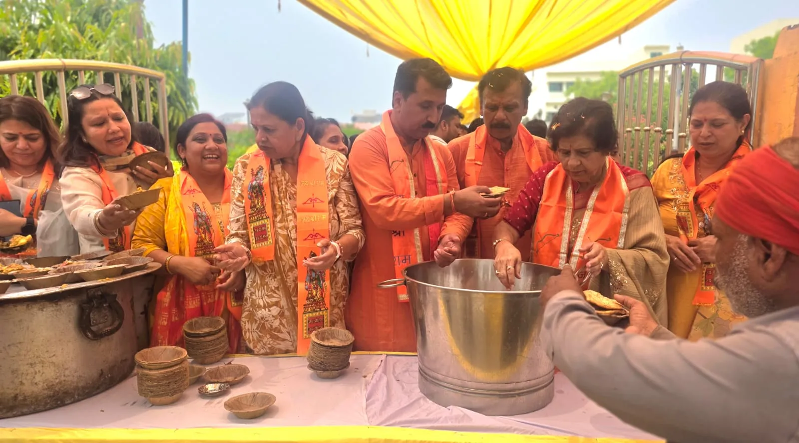 महिलाओ ने लगाया मंगलमान भंडारा,स्वच्छ हरित पर्यावरण पौधा का दिया संदेश