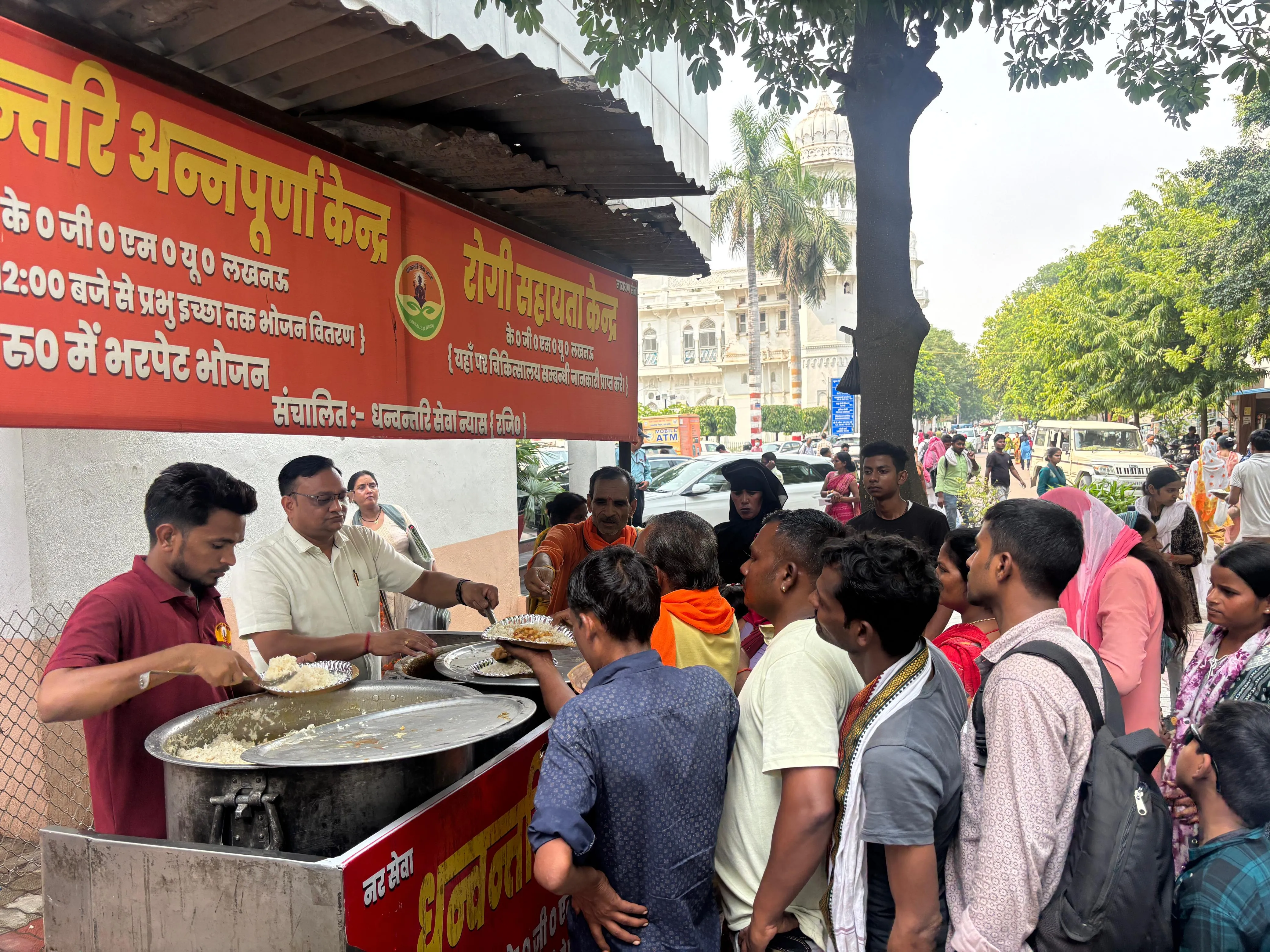 अंतर्राष्ट्रीय नर्सिंग दिवस पर केजीएमयू किया भोजन वितरण