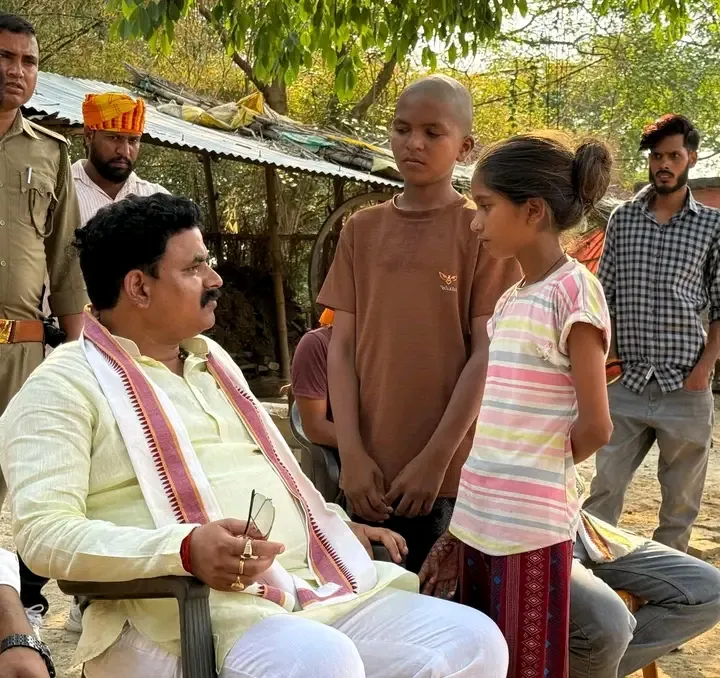 बदलापुर विधायक रमेश चंद्र मिश्र पीड़ित परिवार से मिले, अनाथ बच्चों की शिक्षा का उठाया जिम्मा