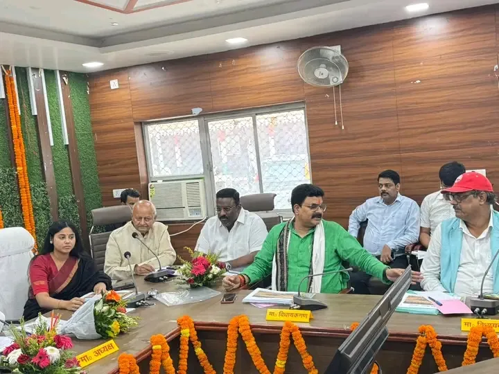 विधायक रमेश सिंह ने पीडब्ल्यूडी की बैठक में सड़कों व सेतु निर्माण का उठाया  मुद्दा