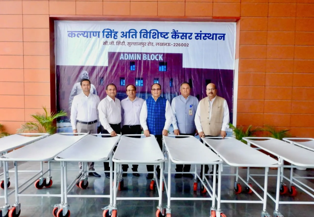 कैंसर संस्थान को मिलें बीस स्ट्रेचर  