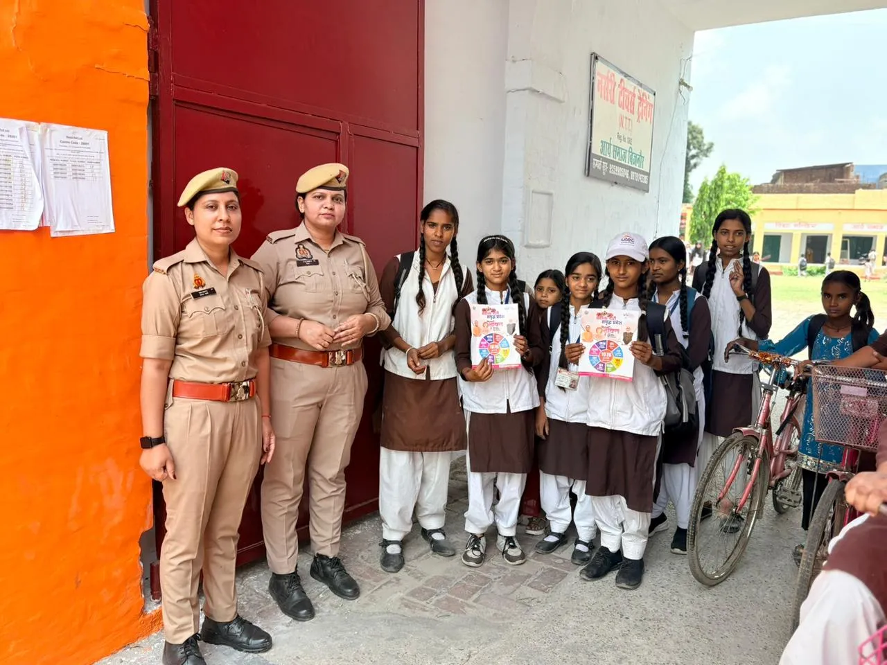 मिशन शक्ति के तहत छात्राओं को किया जागरूक, हेल्पलाइन नंबरों की दी जानकारी