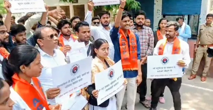 एलयू: मूल्यांकन में लापरवाही को लेकर परीक्षा नियंत्रक को सौंपा ज्ञापन