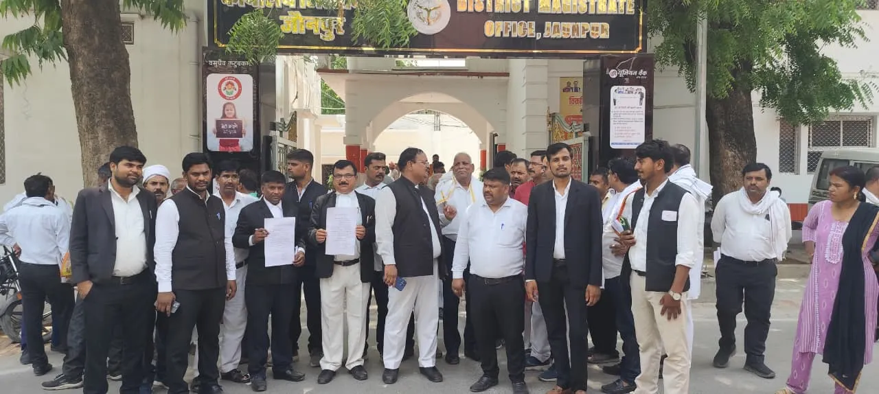 “लात-घूसों से मारूंगा, ज्यादा मत उड़ो, ठीक कर दूंगा”, अधिवक्ताओं ने एसपी-डीएम को सौंपा ज्ञापन