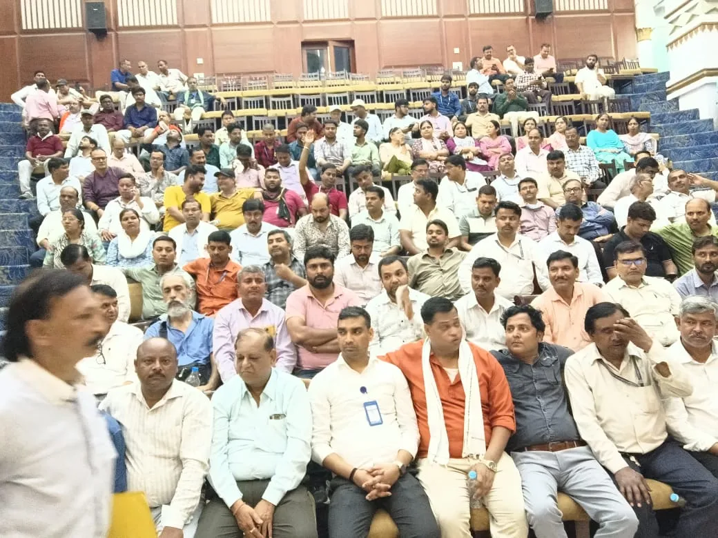 केजीएमयू में कर्मचारियों का बड़ा आंदोलन 