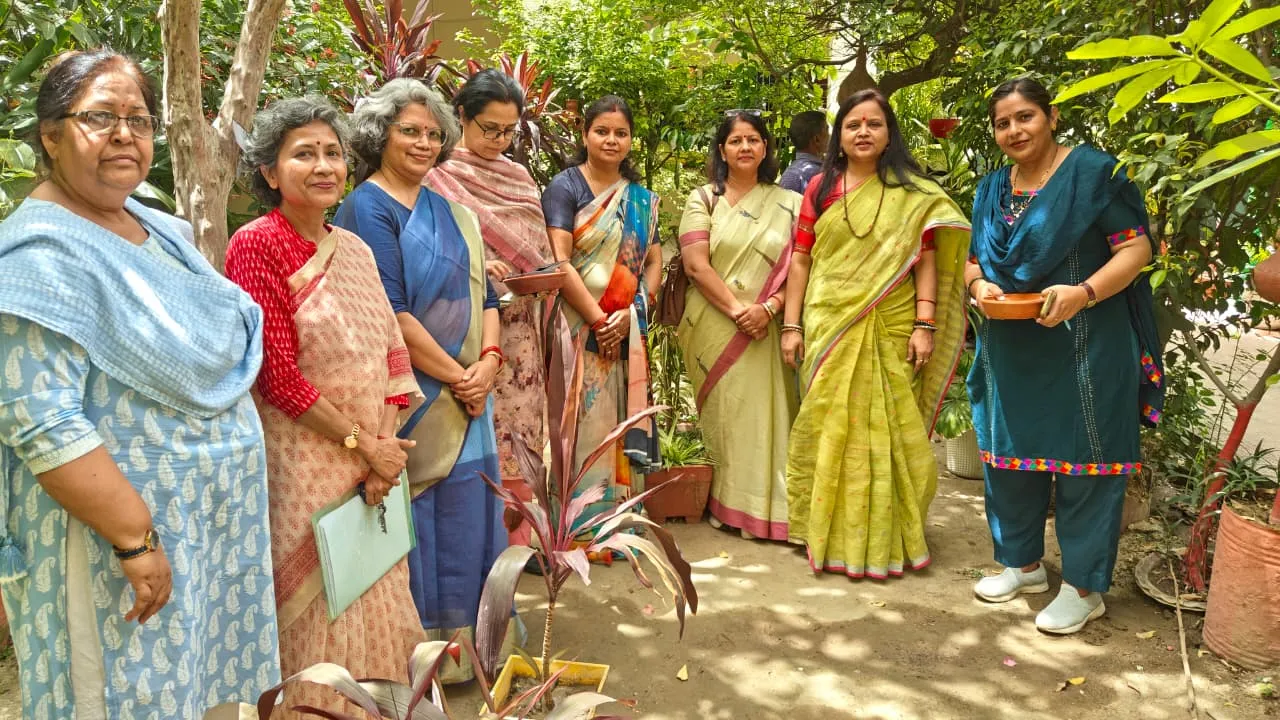 नवयुग कन्या महाविद्यालय की शिक्षिकाओं ने चलाया दाना-पानी अभियान 