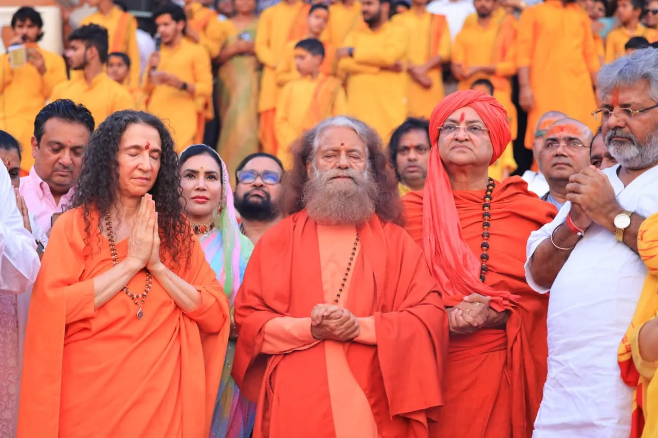 संत मुरलीधर ने सुनाई श्रीराम कथा, स्वामी चिदानन्द के साथ गंगा अरती में लिया भाग