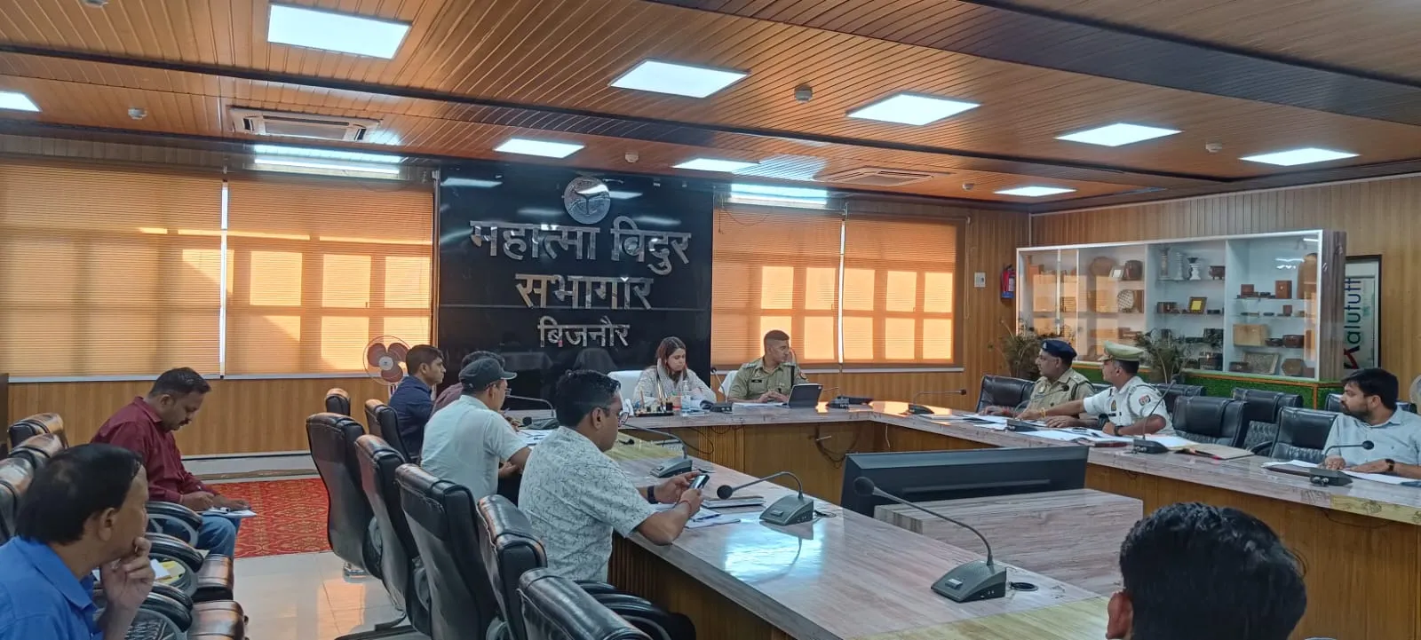 सड़क सुरक्षा पर सख्त जिलाधिकारी, ब्लैक स्पॉट सुधार और अवैध कट बंद करने के निर्देश