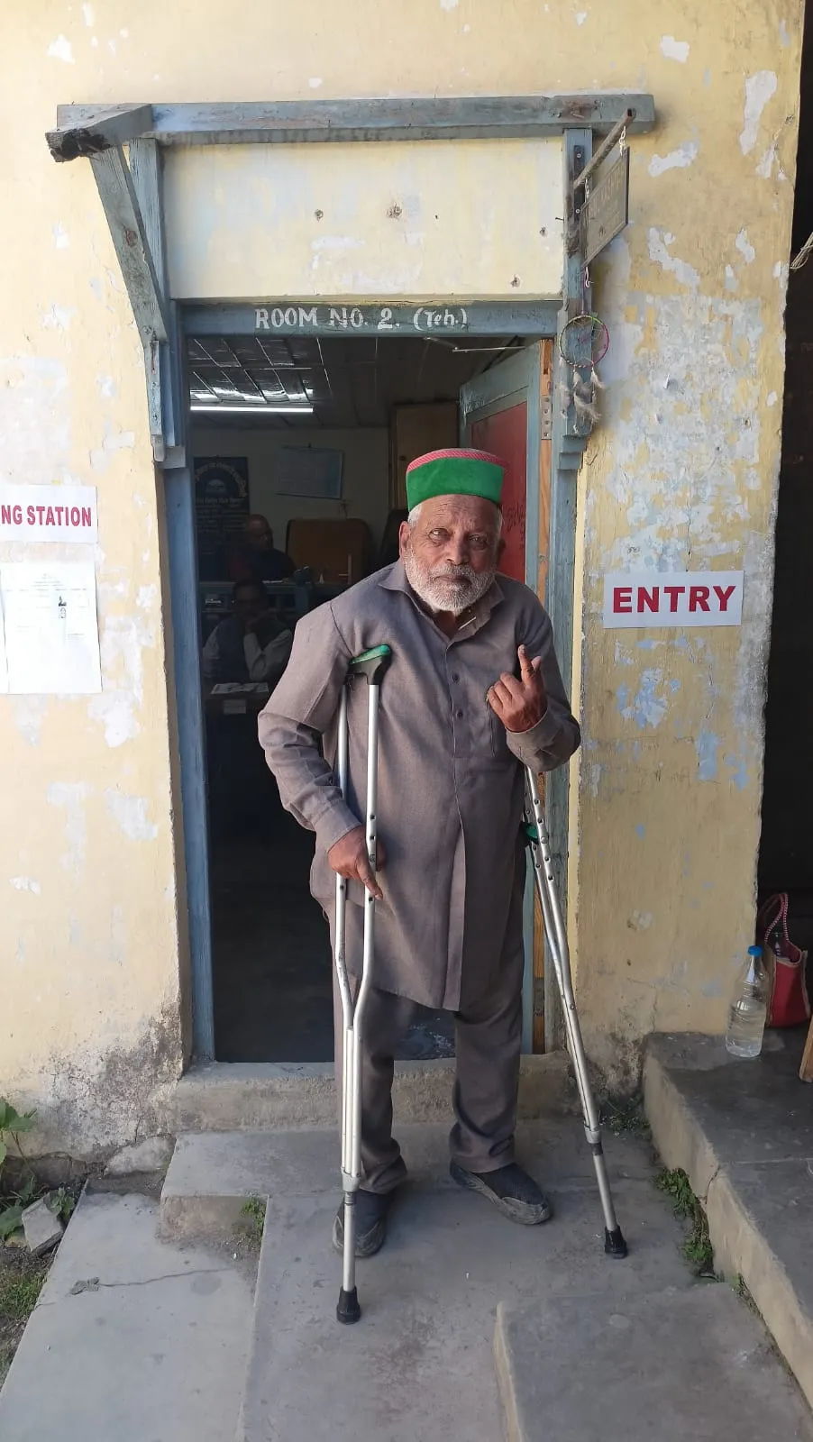 बुजुर्गों के जज्बे ने हिमाचल निकाय चुनाव में बढ़ाई वोटिंग की रफ्तार