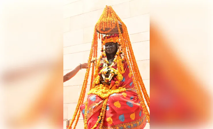 धार्मिक नगरी वाराणसी में लोकमाता अहिल्याबाई होल्कर की जयंती मनी,विशाल प्रतिमा की आरती उतारी