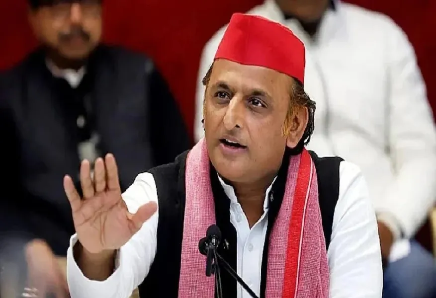 यूपी रोडवेज कर्मचारियों का सीएम आवास के सामने आत्मदाह का प्रयास,अखिलेश यादव ने जताई नाराजगी