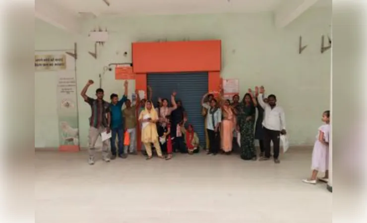 एफडी मामले में खाताधारकों का बैंक पर हंगामा, ढाई घंटे तक शटर बंद कर किया प्रदर्शन