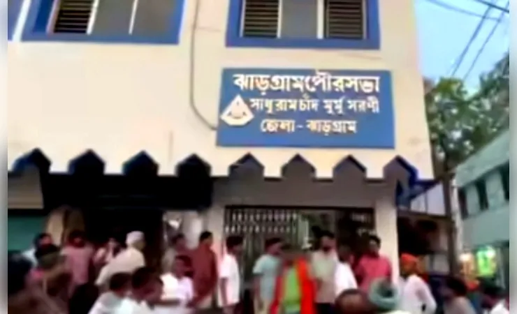 झाड़ग्राम नगरपालिका बैठक के बाद बवाल,  लोगों ने ‘चोर-चोर’ के लगाए नारे
