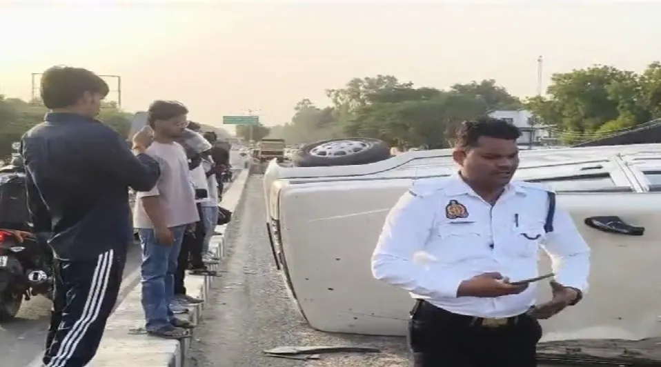 मानकनगर पुल पर बड़ा हादसा टला: नगर निगम डम्पर की टक्कर से पलटी बोलेरो, 7 लोगों की जान बाल-बाल बची