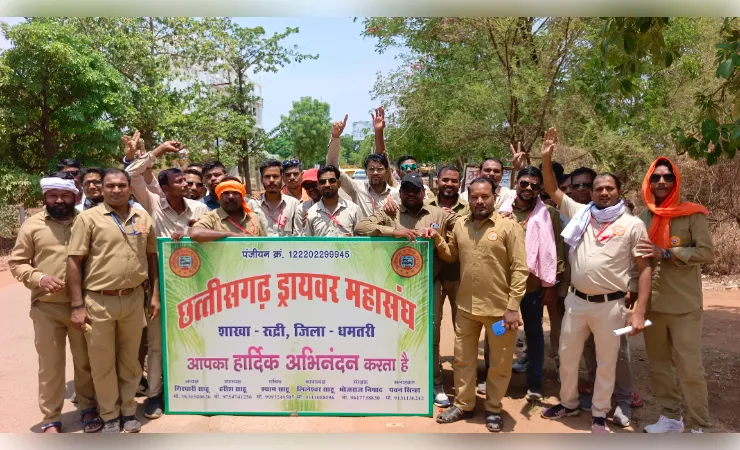रुद्री टैक्सी स्टैंड बचाने सड़कों पर उतरे चालक, कलेक्ट्रेट पहुंचकर सौंपा ज्ञापन