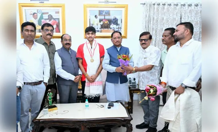 अंडर-18 एशिया कप विजेता हॉकी खिलाड़ी अवि मानिकपुरी ने मुख्यमंत्री साय से की सौजन्य  भेंट