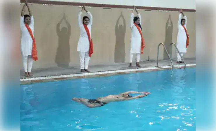 अंतरराष्ट्रीय योग दिवस: स्विमिंग पूल में डॉक्टरों, योग प्रशिक्षकों और छात्रों ने किया योगासन