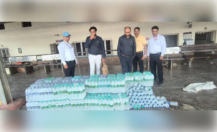 रेलवे की बड़ी कार्रवाई, ट्रेन के पैंट्री कार में 250 बोतल अधोमानक पानी जब्त