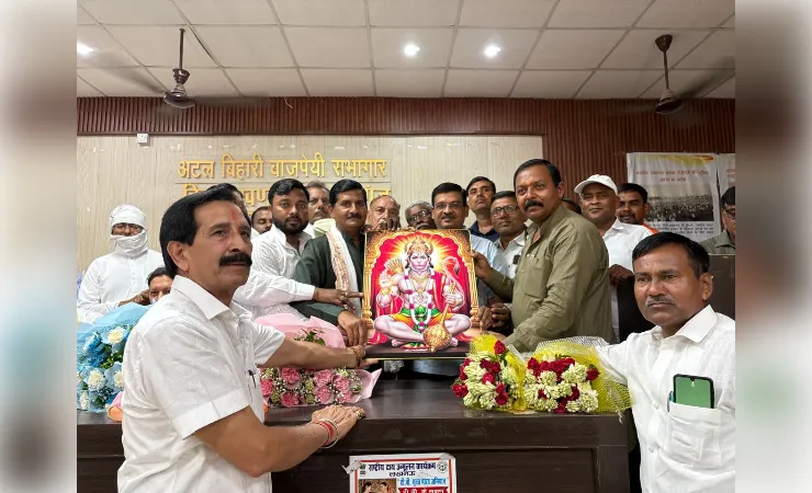 बीडीओ के तबादले पर भावुक विदाई, फूलों की वर्षा के बीच छलक पड़े आंसू