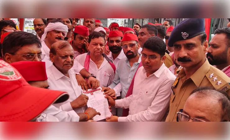 मोहनलालगंज तहसील में सपा का धरना, महंगाई-बेरोजगारी व खाद संकट पर सरकार को घेरा