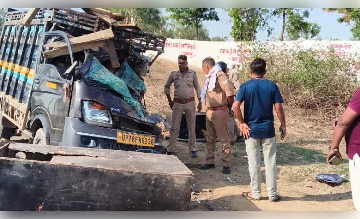 भीषण सड़क हादसा: खड़े वाहन से टकराई तेज रफ्तार मैजिक, दो की मौत, तीन घायल