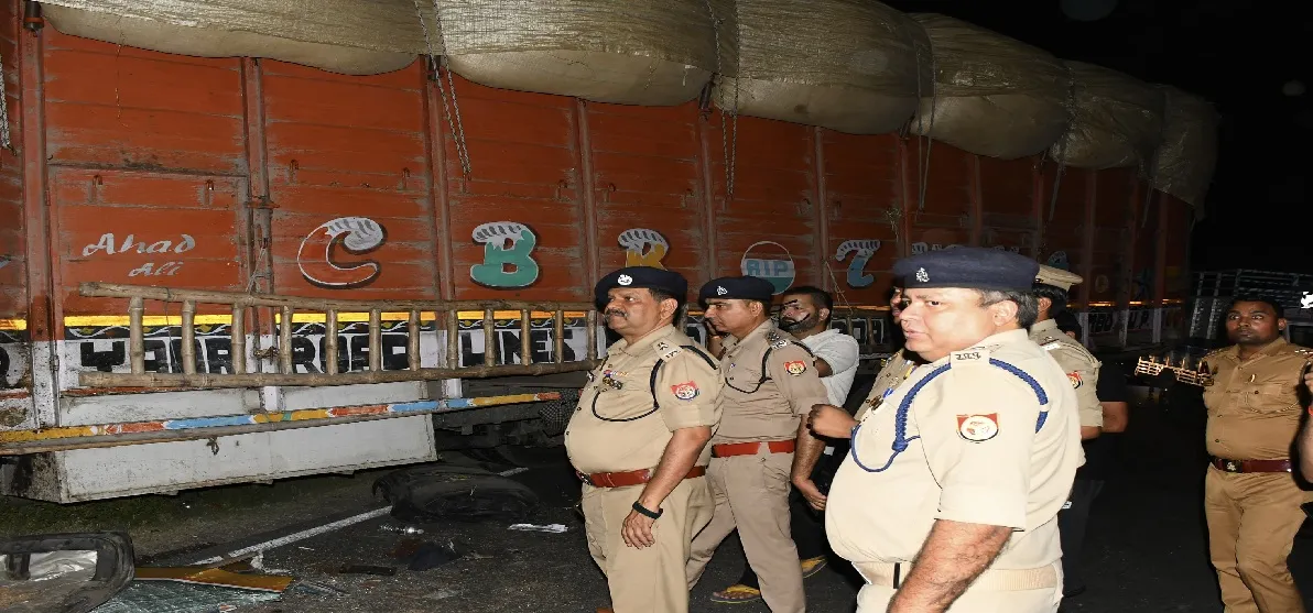 बहराइच में भयंकर सड़क हादसा,बस और ट्रक की टक्कर में 17 घायल,दो लखनऊ रेफर