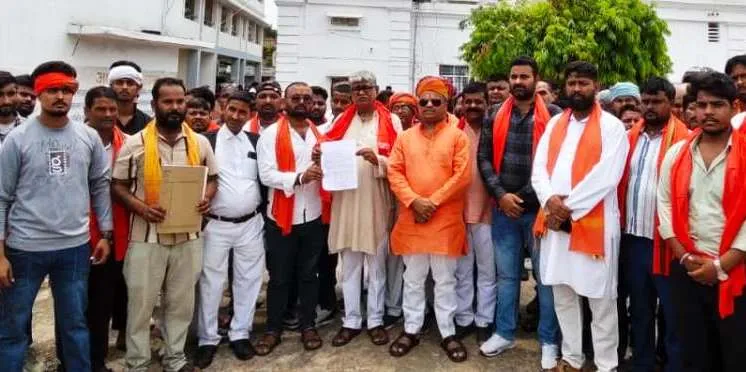 पीड़ित परिवार को न्याय दिलाने के लिए एसपी से मिले अखिलेश सिंह