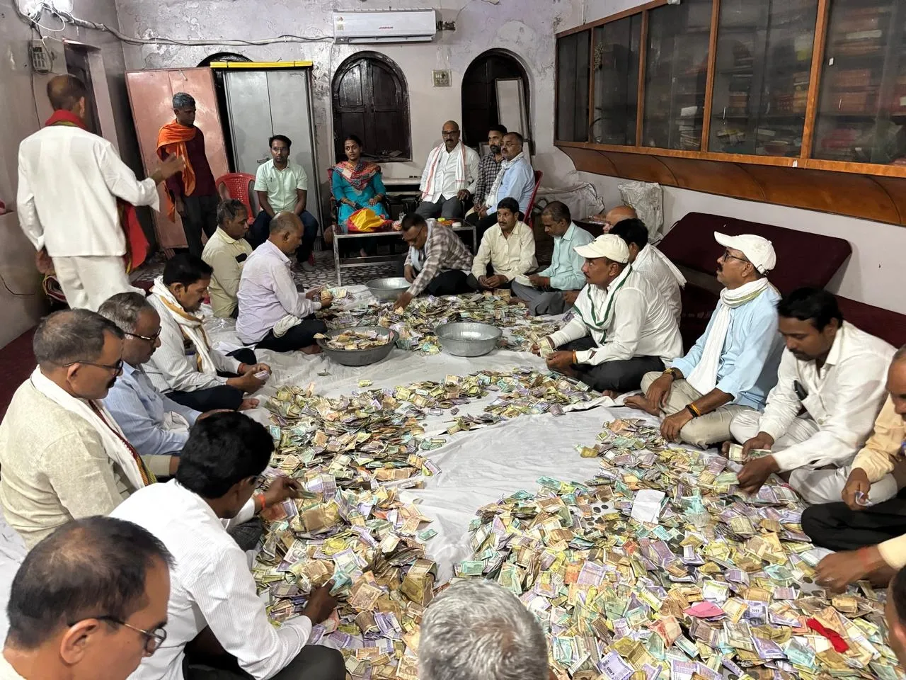 मां विंध्यवासिनी धाम की 11 दान पेटिकाओं से निकले 18.27 लाख रुपये, बैंक खाते में जमा