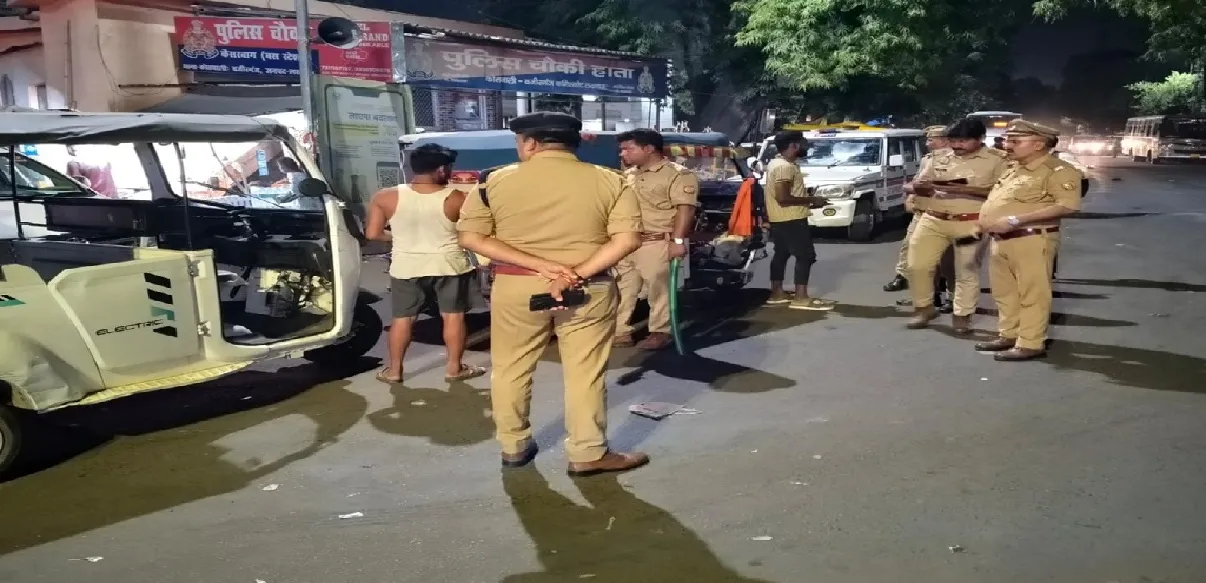 लखनऊ पुलिस का ई-रिक्शाओं के खिलाफ विशेष अभियान, 434 चालान और 117 वाहन सीज