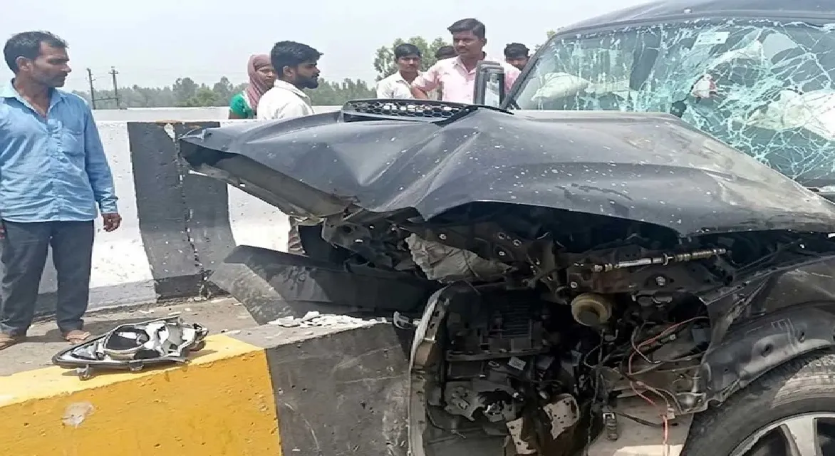जम्मू-कश्मीर से लौट रहे लखनऊ के परिवार की स्कॉर्पियो गंगा एक्सप्रेसवे पर हादसे का शिकार, तीन की मौत, आठ घायल
