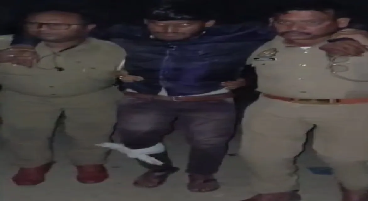 दो सगी बहनों से छेड़खानी का आरोपित पुलिस मुठभेड़ में घायल, तमंचा और चोरी की बाइक बरामद