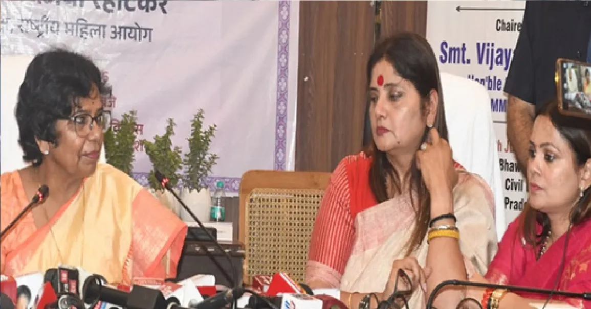 जनसुनवाई के बीच गुल हुई बिजली, मोबाइल टॉर्च की रोशनी में सुनी गईं महिलाओं की फरियादें