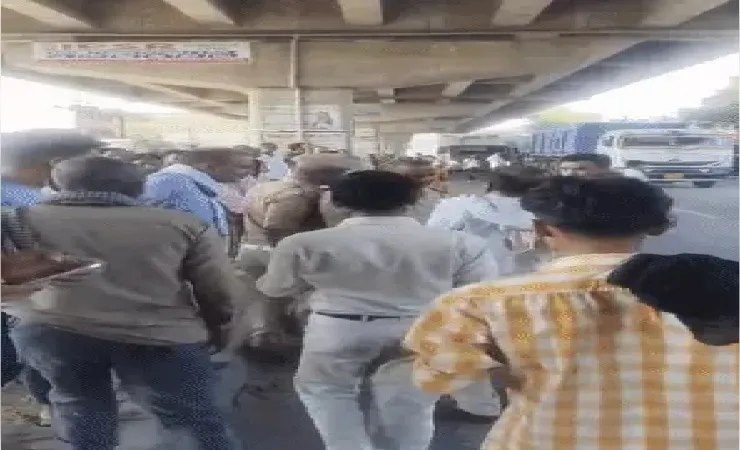  तेज रफ्तार डंपर ने महिला को कुचला, मौत