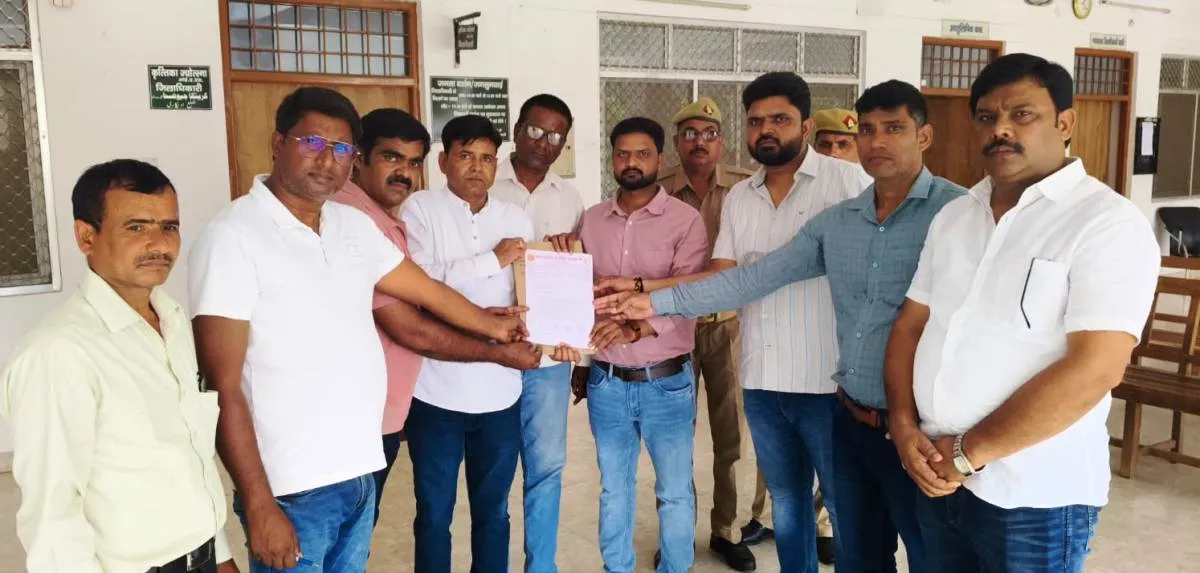  प्राथमिक शिक्षक संघ ने समस्याओं के समाधान की मांग को लेकर डीएम, बीएसए को सौंपा ज्ञापन