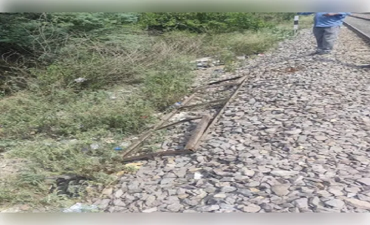 लखनऊ में फिर ट्रेन डिरेल करने की साजिश नाकाम, पंजाब मेल के सामने ट्रैक पर रखा 50 किलो का लोहे का चौखट