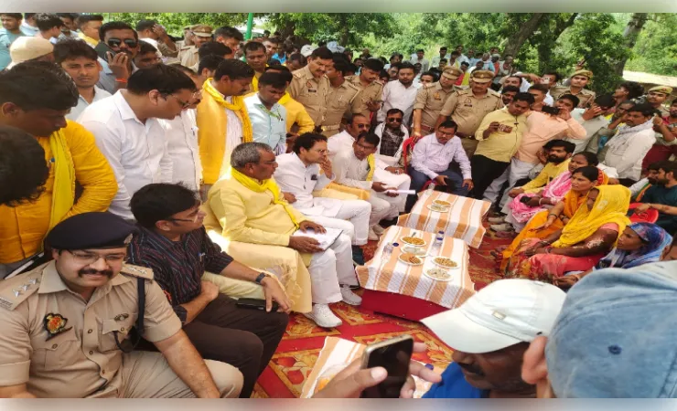 प्रभारी मंत्री ओम प्रकाश राजभर ने अग्निकांड प्रभावित परिवारों से की मुलाकात, प्रदान की आर्थिक सहायता