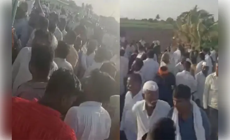 महाराष्ट्र के सोलापुर में तेज रफ्तार टेम्पो के कुएं में गिरने से 14 लोगों की मौत