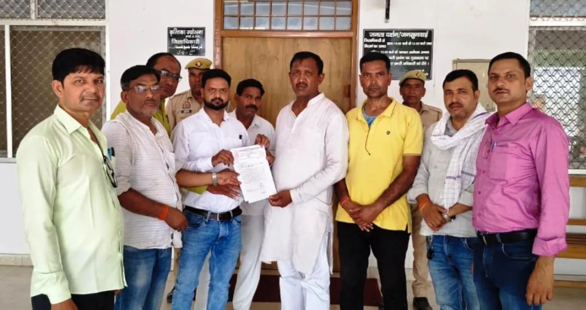 विद्यालय समय परिवर्तन, जनगणना मानदेय भुगतान की मांग को लेकर शिक्षकों ने डीएम को सौंपा ज्ञापन