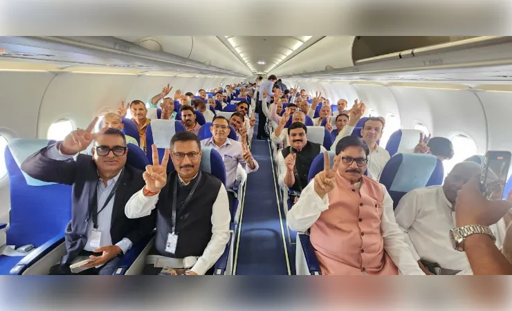 जेवर विधायक की पहल पर नाेएडा एयरपाेर्ट के लिए जमीन देने वाले 170 किसान पहली फ्लाइट से पहुंचे लखनऊ