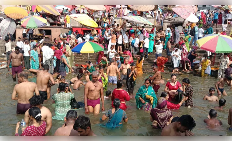 ज्येष्ठ अधिकमास के सोमवती अमावस्या पर श्रद्धालुओं ने गंगा में लगाई आस्था की डुबकी, किया दान पुण्य