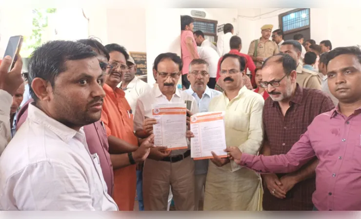 परीक्षा ड्यूटी में शिक्षक से अभद्रता का आरोप, शिक्षकों ने एसडीएम के निलंबन की मांग को लेकर सौंपा ज्ञापन