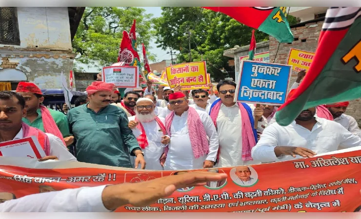  विधायक राम मूर्ति वर्मा के नेतृत्व में विशाल धरना प्रदर्शन कर उप जिलाधिकारी टांडा को ज्ञापन सौंपा