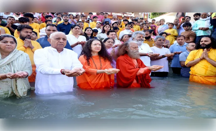 परमार्थ निकेतन में योग दिवस काउंटडाउन का भव्य आयोजन, गंगा तट पर गूंजा योग का संदेश